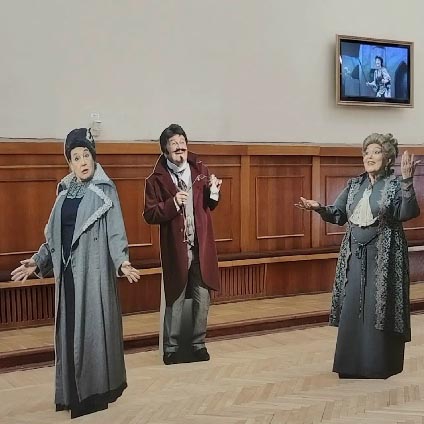 В фойе Тверского театра драмы появились уникальные ростовые фигуры