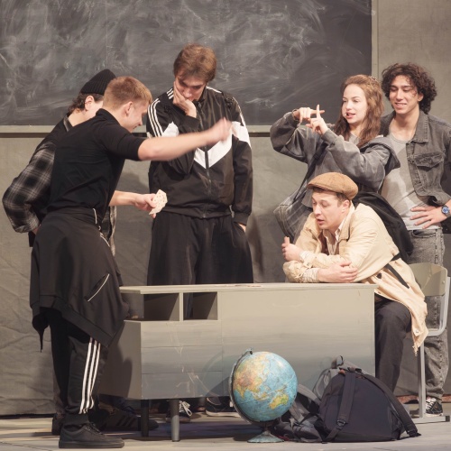 Нарративная интрига в спектакле Тверского театра драмы «Географ глобус пропил»